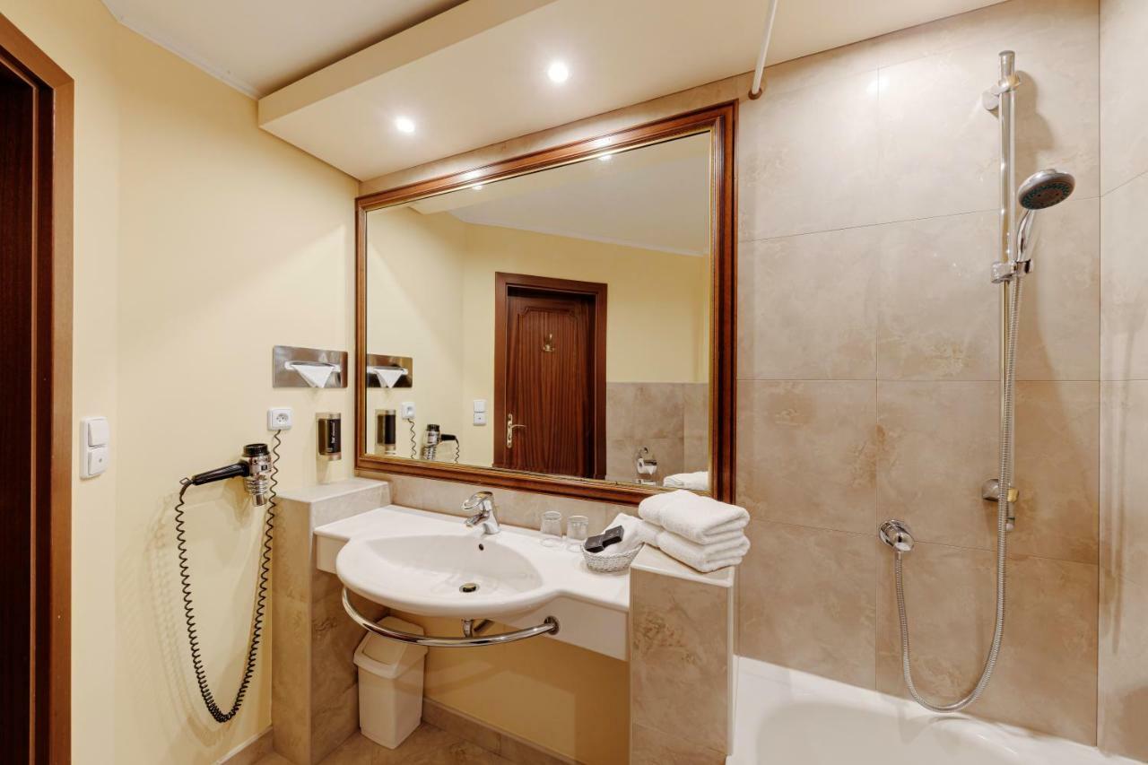 Louren Hotel Прага Екстер'єр фото